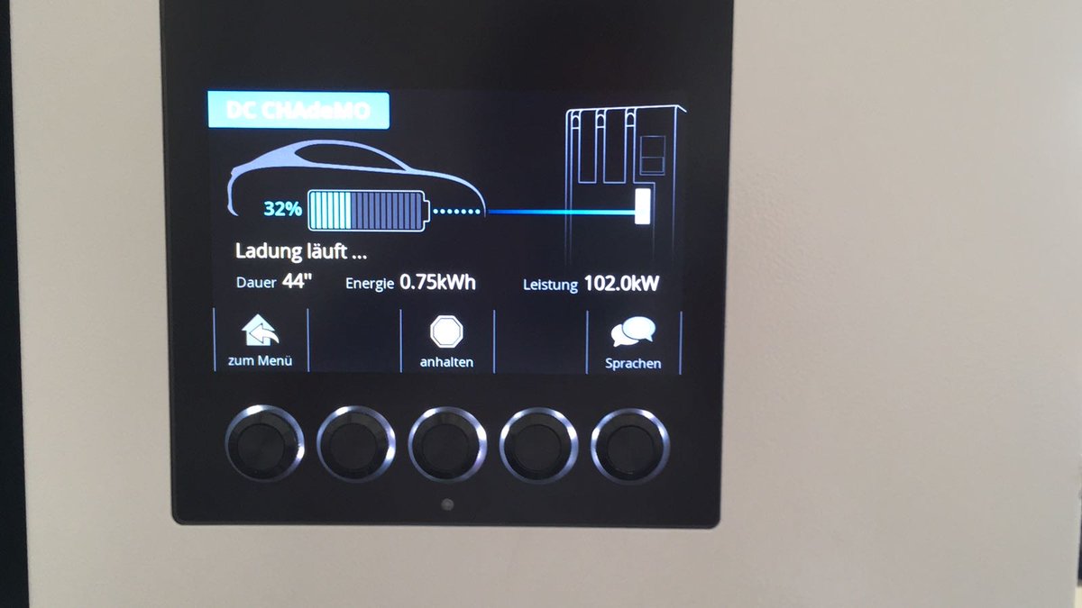 Nissan Leaf заряджається від швидкого зарядного пристрою CHAdeMO з потужністю 102 кВт