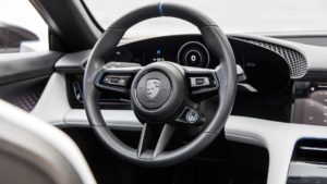 Приладова панель і кермо Porsche Mission E Cross Turismo