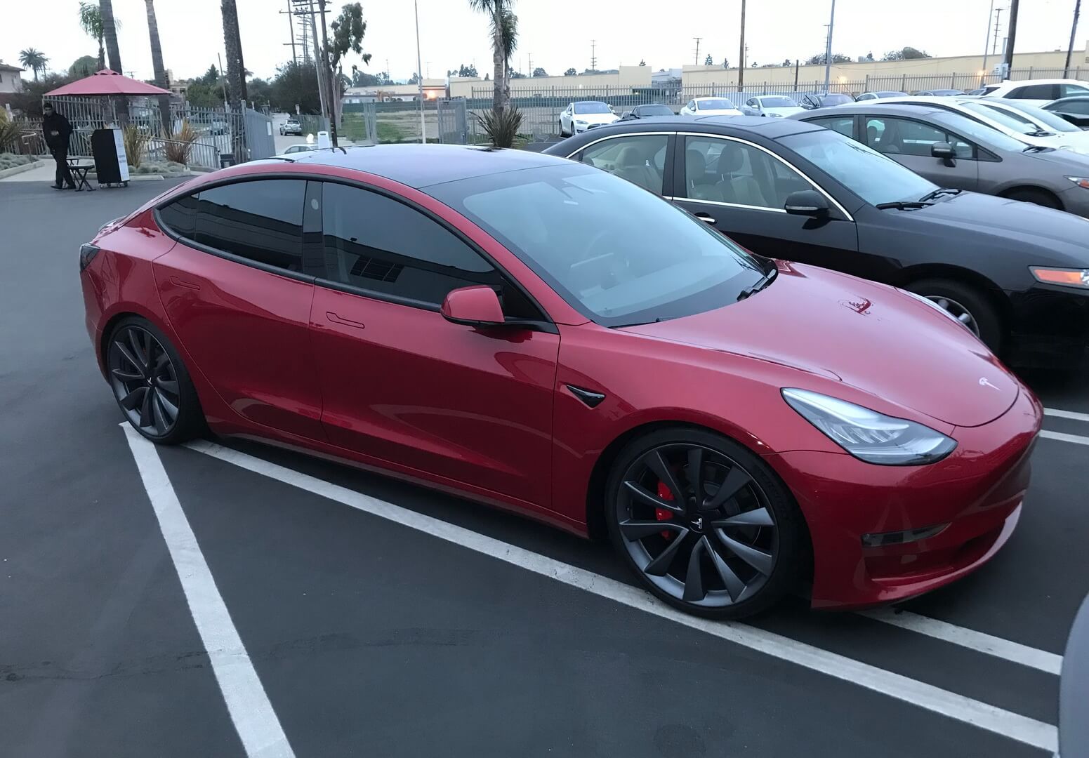 Повнопривідна Tesla Model 3 з двома двигунами Повнопривідна Tesla Model 3 з двома двигунами