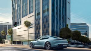 Спортивний електрокар Porsche Taycan 4S
