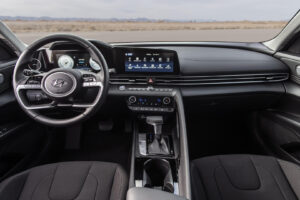 Дизайну інтер'єру Hyundai Elantra Hybrid