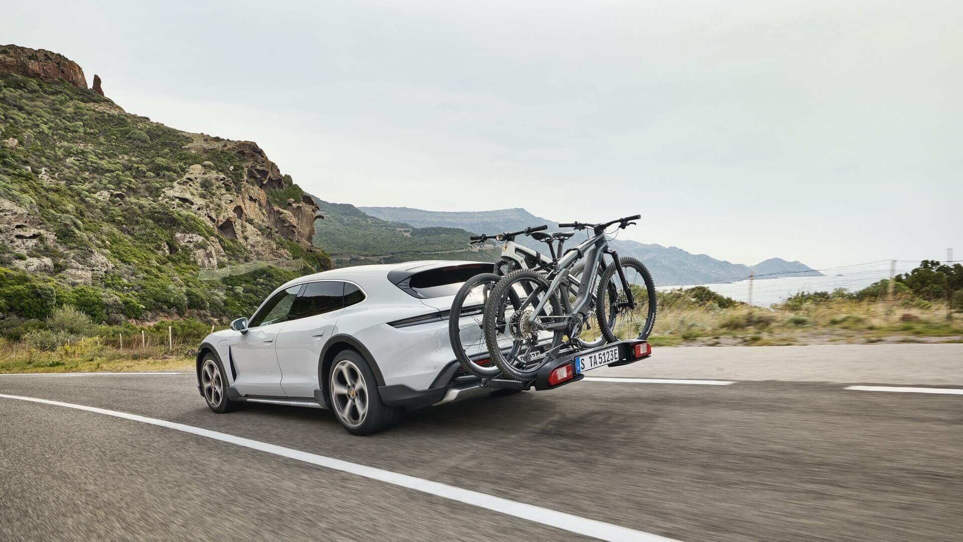 Porsche представляє Taycan Cross Turismo: більш практичну версію високопродуктивного електромобіля
