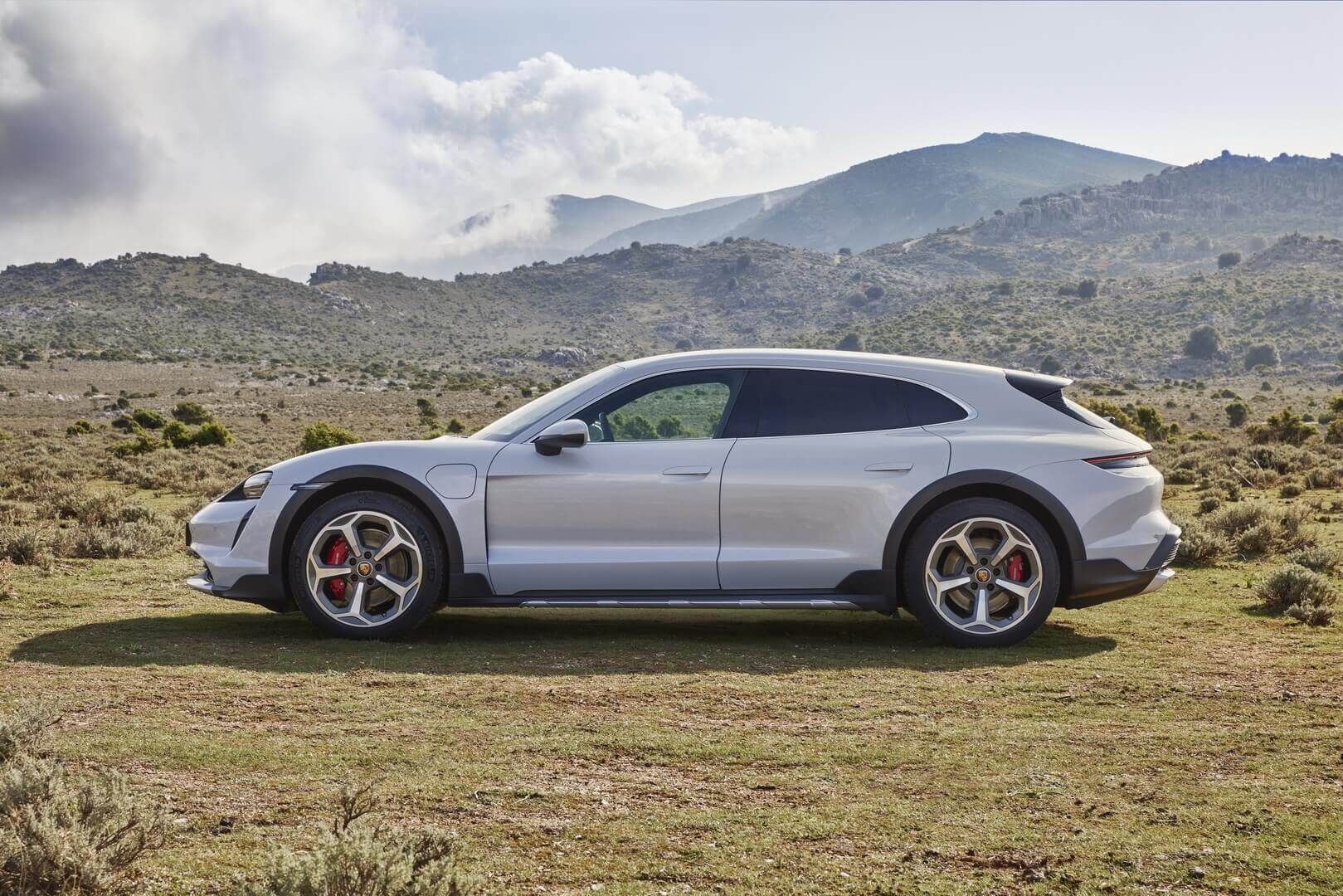 Porsche Taycan Cross Turismo представлений офіційно в чотирьох модифікаціях