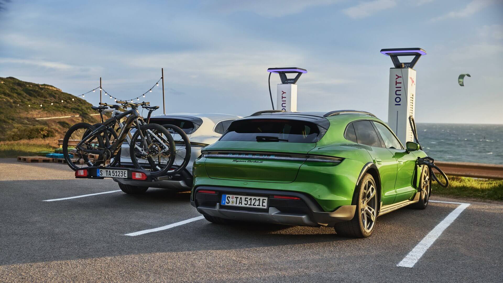 Спеціально для Taycan Cross Turismo Porsche розробила заднє кріплення для 3 велосипедів